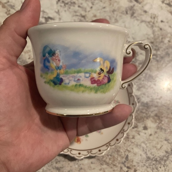 Disney’s Alice in Wonderland Tea For One Set - Picture 4 of 15